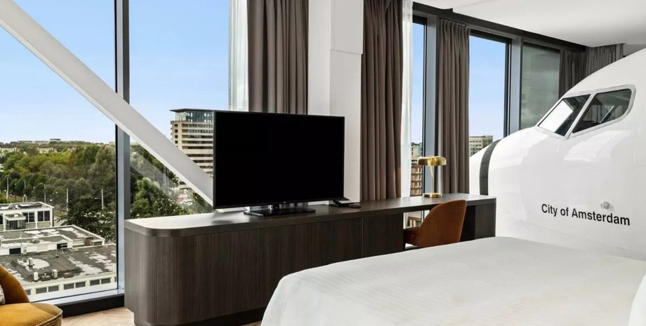 Літак у номері готелю, номер у готелі, готель, кімната в готелі, готельний номер, літак у кімнаті, макет літака, номер із літаком усередині