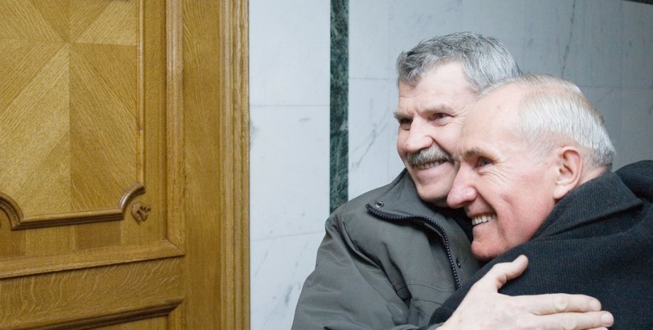 Валерий Кравченко поздравляет Виктора Куксу (слева) с решением суда о реабилитации / Фото: Дмитрий Ларин, Укринформ