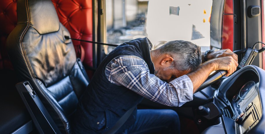 Дальнобойщик Законодатели хотят запретить дальнобойщикам отдых в кабинах