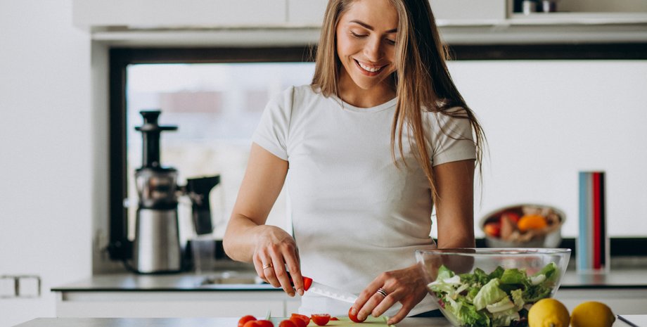 Девушка готовит