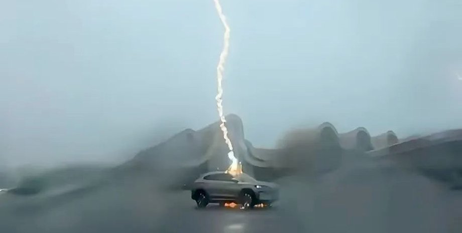 удар блискавки авто