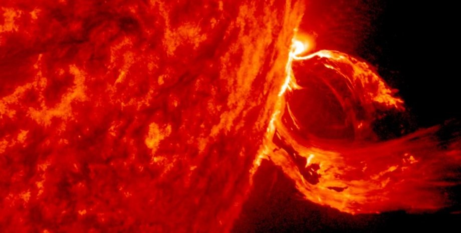 Викид корональної маси, Сонце, спалах на Сонце