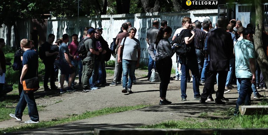 ТЦК, очереди возле ТЦК, Деснянский ТЦК, мобилизация в Украине, мобилизация 2024, усиление мобилизации