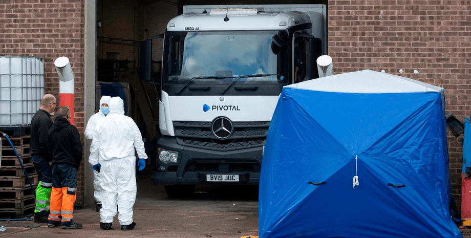 Вантажівка, склад, поліція, намет, пограбування, гроші