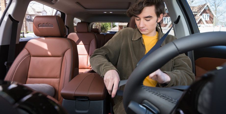 нова система Tesla пристебнути ремені