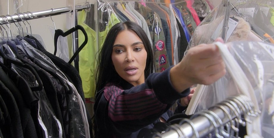 Ким Кардашьян, наряды, гардеробная, склад с одеждой