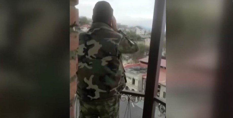 Азербайджанец призывает солдат на молитву с минарета знаменитой мечети