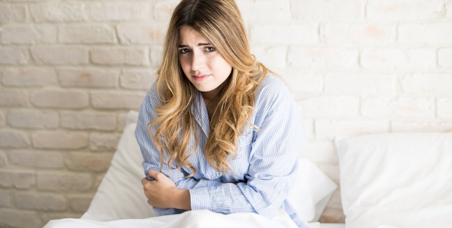 Девушка держится за живот