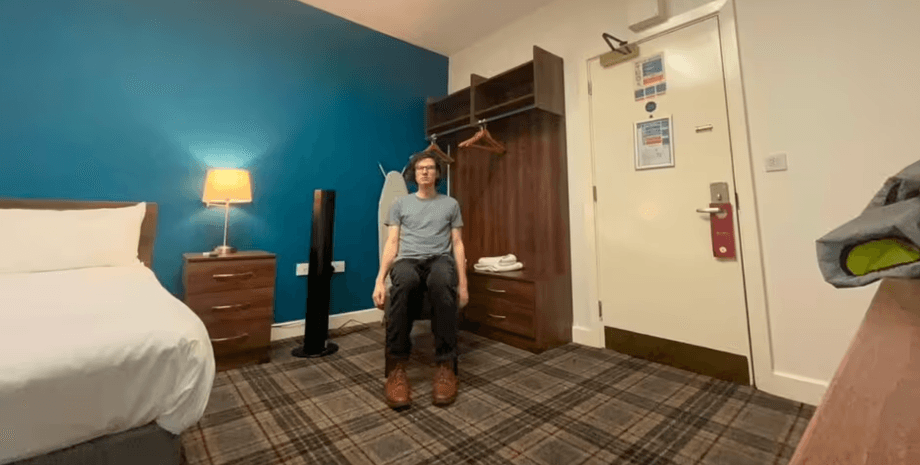 Готельний номер без вікон у готелі Britannia Hampstead, ліжко, меблі та гість у кімнаті