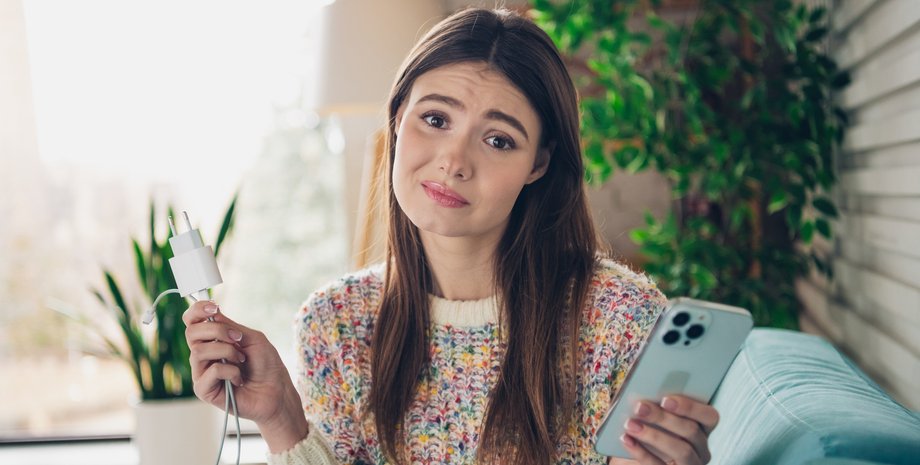 Дівчина із зарядним пристроєм для смартфона