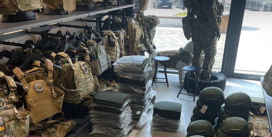 В магазине военного снаряжения