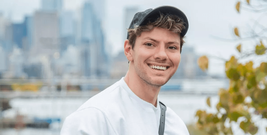 Молодой миллионер, Бен Бернс, молодой бизнесмен, огромное состояние, быть бедным, история успеха, криптовалюта, секрет успеха