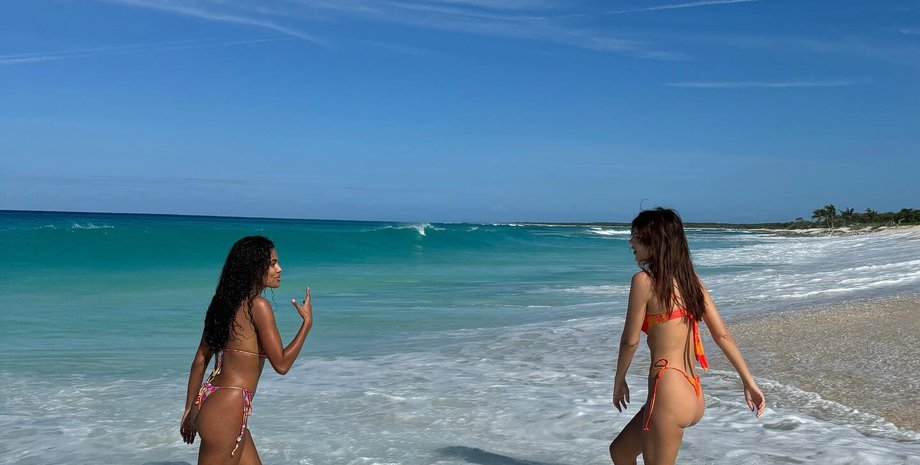 Тина Кунаки, Эмили Ратаковски, Теркс и Кайкос