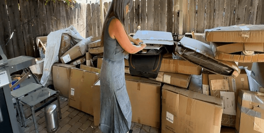 В США женщина больше года получает тонны чужих посылок от Amazon