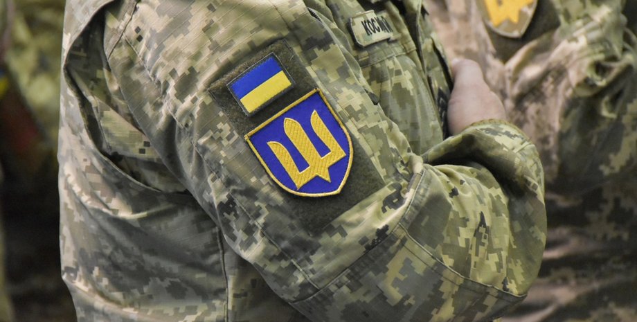 Український військовий у формі з нашивкою