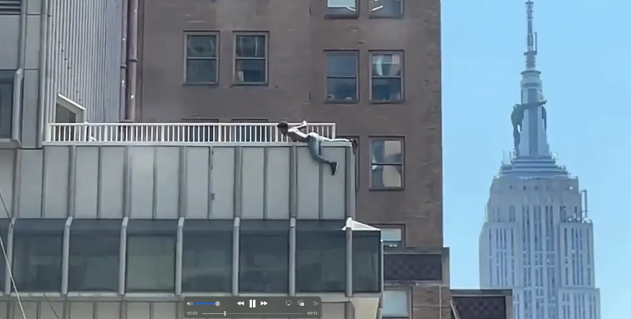 Мужчина начал выбрасывать вещи из небоскреба, курьез в Нью-Йорке, скандал, истерика американца, видео, приколы, интересные новости