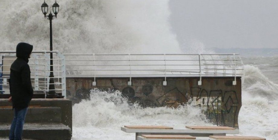 Шторм в Одессе / Фото: УНИАН