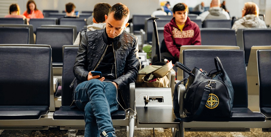 Через пожежі на бортах у Японії змінили правила перевозу зарядних пристроїв у багажі