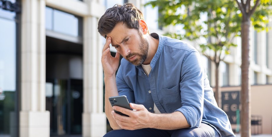 Не працює GPS Чоловік зі смартфоном