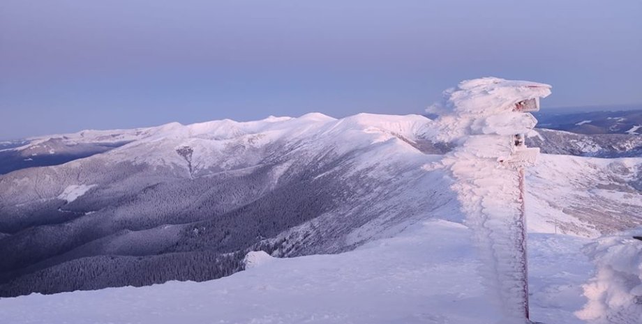 Снег на горе Поп-Иван. Фото: Facebook/@chornogora.rescue112