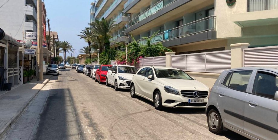 штраф за неправильную парковку, нарушение правил парковки, незаконная парковка, неправильная парковка, парковка в Греции