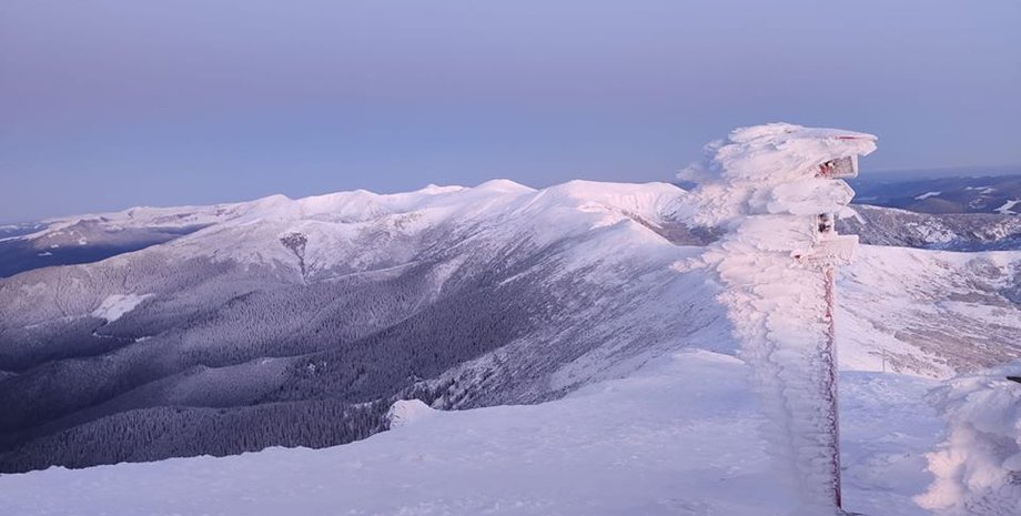 Снег на горе Поп-Иван. Фото: Facebook/@chornogora.rescue112