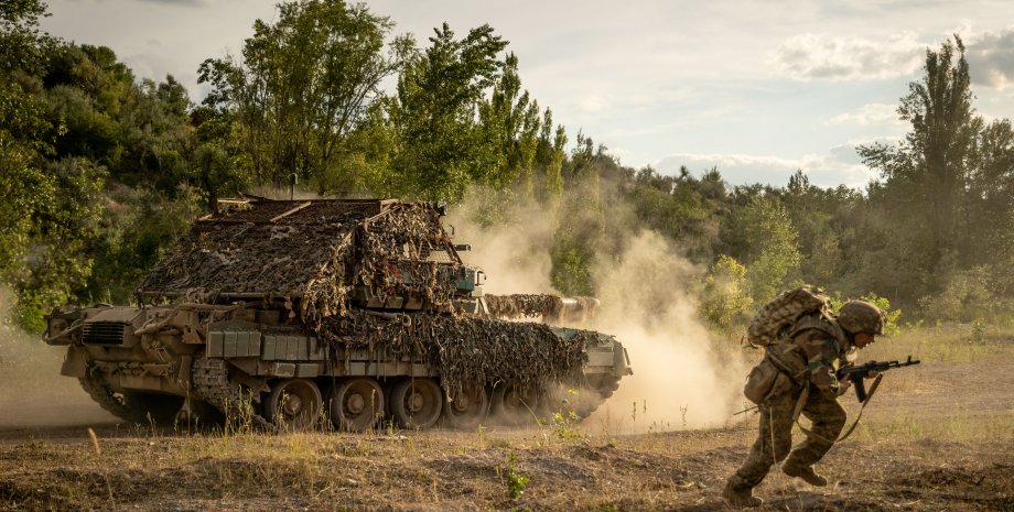 Nach Angaben der Zeitung besteht ein Risiko, dass zufällige Schäden an der Tanks...