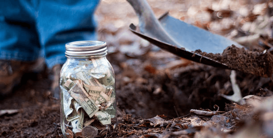 Деньги в банке, денежный приз, лотерея, лотерейный билет, случайно стал миллионером, закопал приз, закопал банку, ошибка кассира