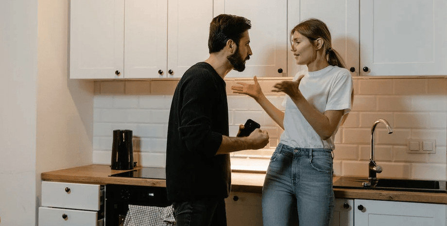 Ссора супругов, ссора из-за денег, выиграла миллионы, считает себя знаменитостью, помогает людям, жена эгоистка, разрушает брак, соцсети