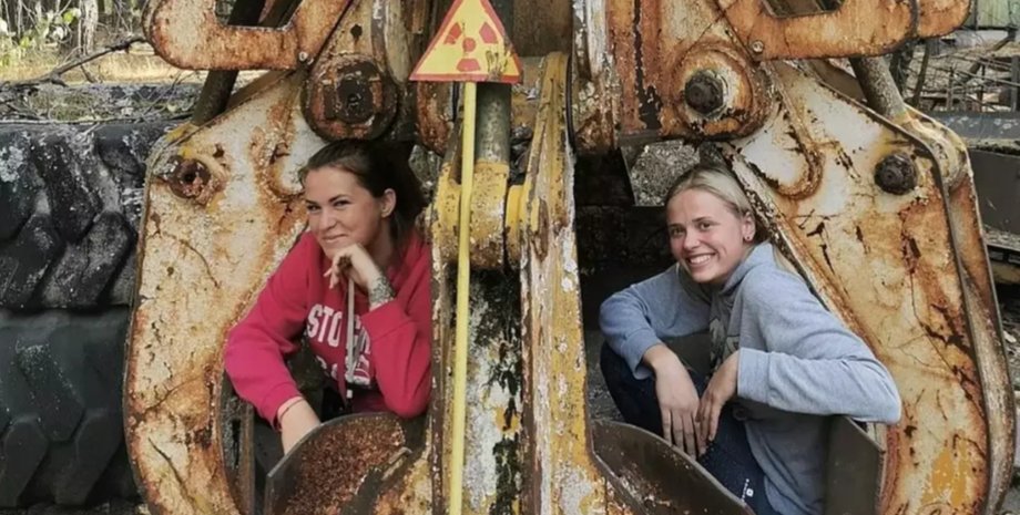 Фото двух женщин, сидящих в гигантском ковше экскаватора в Чернобыле напугало пользователей сети