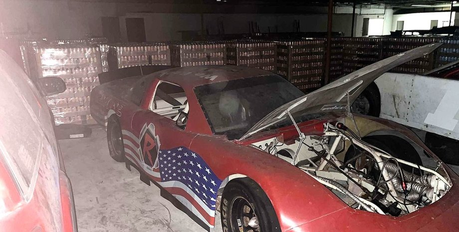 Мужчина нашел в заброшенном гараже неожиданные находки: принадлежал фанатам быстрой езды