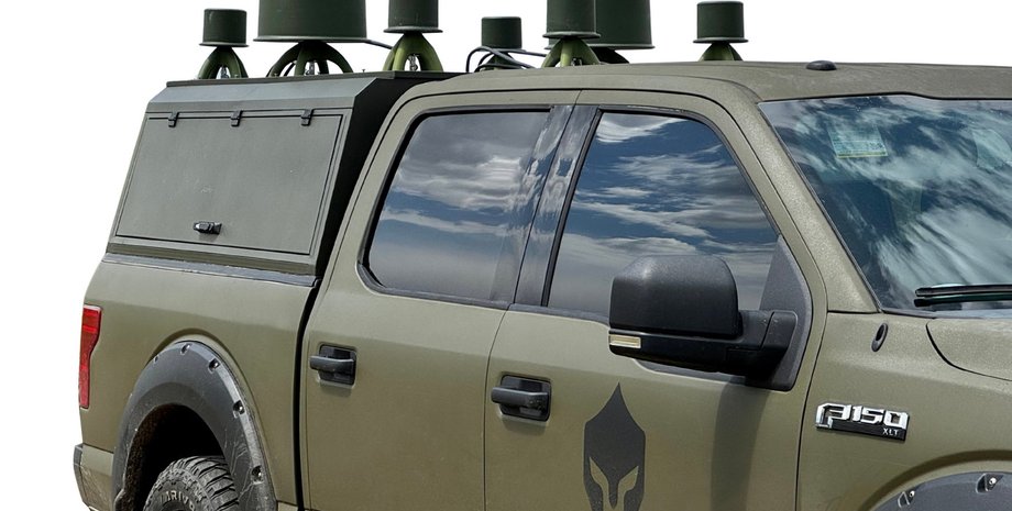 Автомобиль Ford F-150 с установленной РЭБ-системой AD CERBERUS от украинской компании Kvertus для защиты от дронов