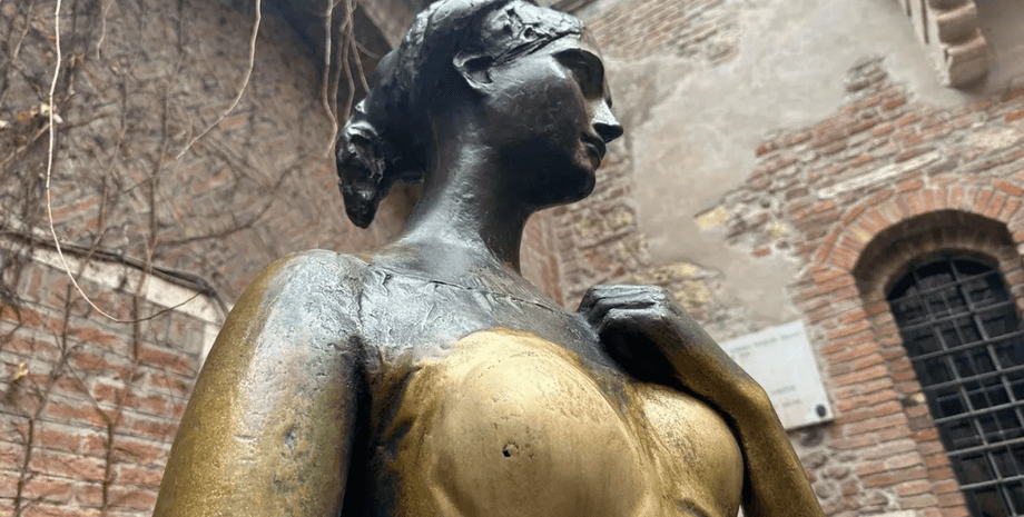 Статуя Джульетты в Италии, статуя, скульптура, туристы, наглые туристы, неосторожные туристы, архитектура, поездка в Италию