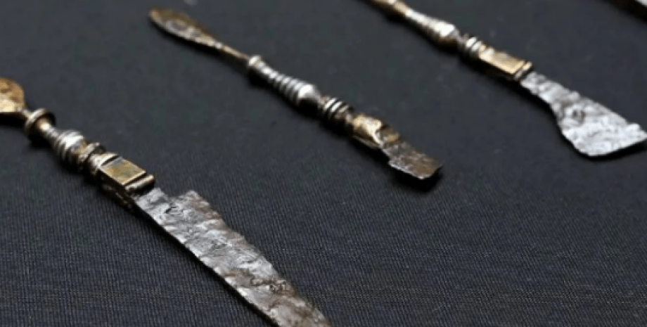 древний медицинский набор Римское захоронение, медицинское оборудование, Венгрия, археологические раскопки, римский врач, медицинские инструменты, щипцы, иглы, пинцеты, скальпели, медный сплав, остатки наркотиков, точильный камень, скелет, изотопный анализ, Римская империя