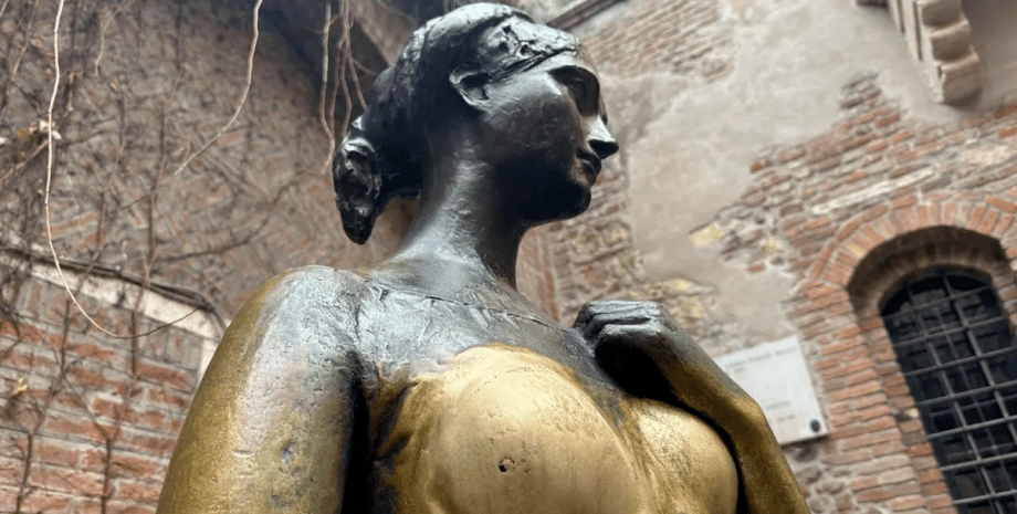 Статуя Джульетты в Италии, статуя, скульптура, туристы, наглые туристы, неосторожные туристы, архитектура, поездка в Италию