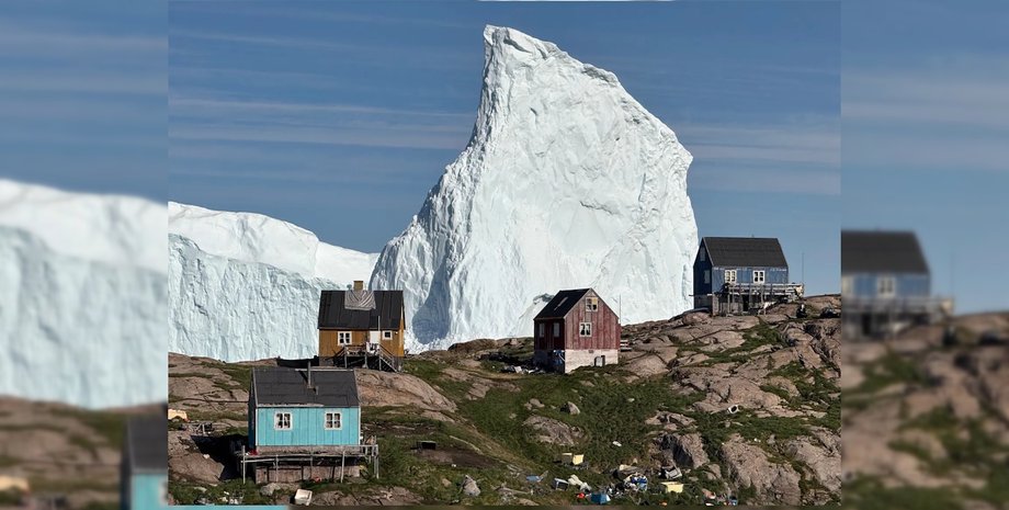 Айсберг возле городка Иннаарсуит в Гренландии