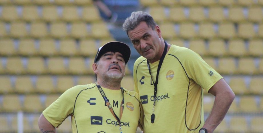 Диего Марадона со своим помощником Луисом Исласом