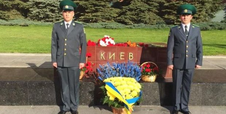 Украинский почетный караул у стелы городу-герою Киеву в Москве / Фото: facebook.com/Посольство Украины в РФ