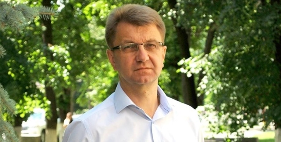 Мэр Золотоноши Виталий Войцеховский на зеленом фоне
