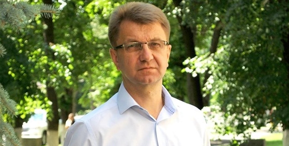 Мэр Золотоноши Виталий Войцеховский на зеленом фоне