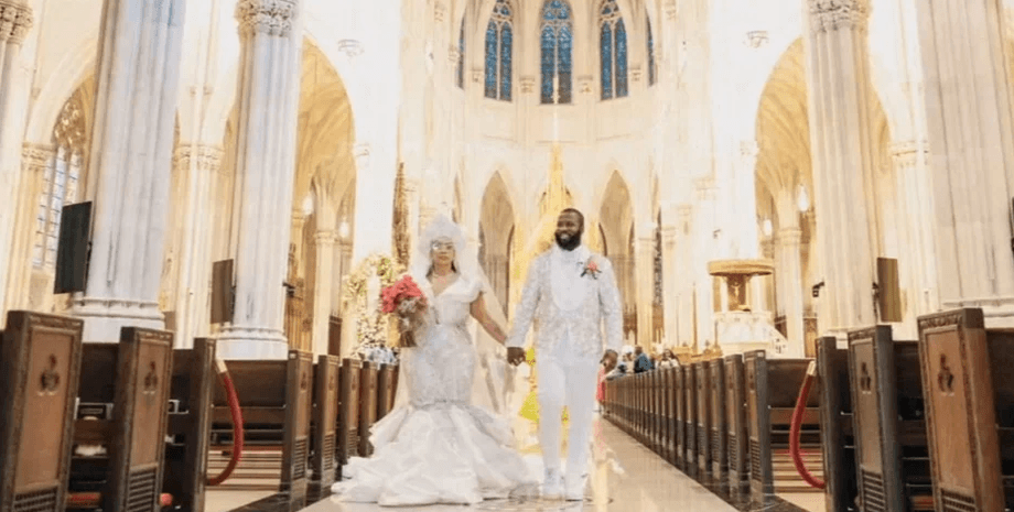 Наречений і наречена, весілля, продавали квитки на весілля, концерт, незвичайне весілля, як заощадити на весіллі, дешеве весілля