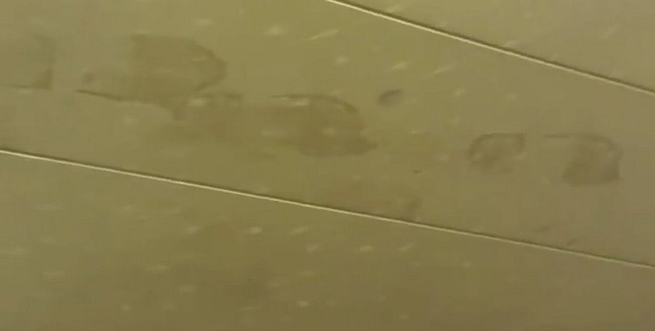 Следы ног на потолке, пустой дом, пустое жилье, жуткие следы, отпечатки ног, следы в пустом доме, напуганная семья, соцсети