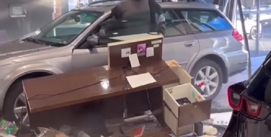 субару дтп автосалон, субару аутбэк, дтп