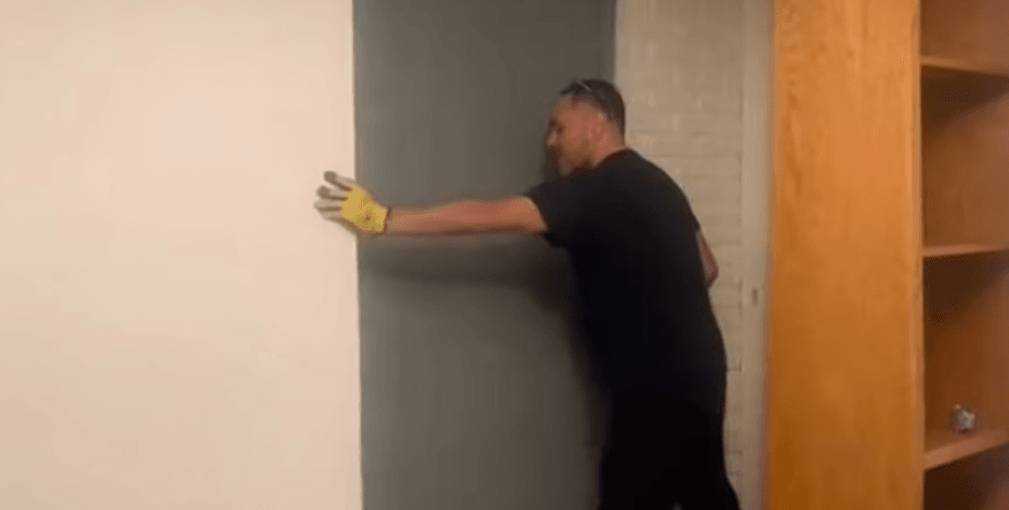 Супруги нашли потайную комнату, тайная комната, комната убийцы, супруги, семья, делали ремонт, скрытое пространство, комната за стеной