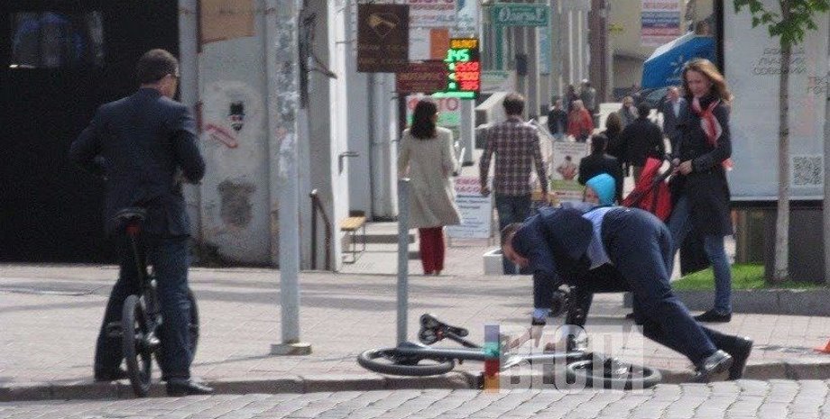 Віталій кличко велосипед, велосипед кличко, кличко впав