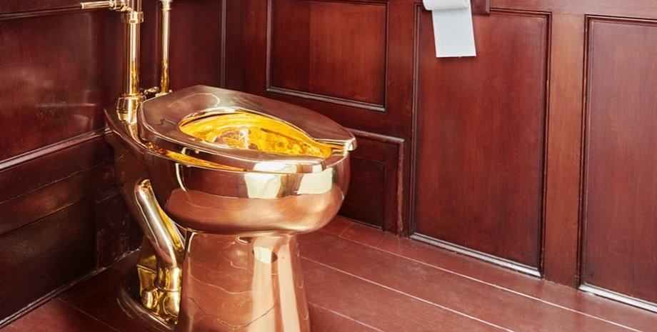 золотий унітаз, крадіжка унітазу, мауріціо каттелан