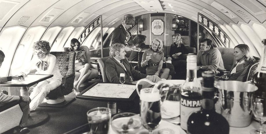 Салон самолета, бар в самолете, танцпол в самолете, танцы в самолете, роскошные полеты, вечеринка на самолете, пианино в самолете, различные развлечения