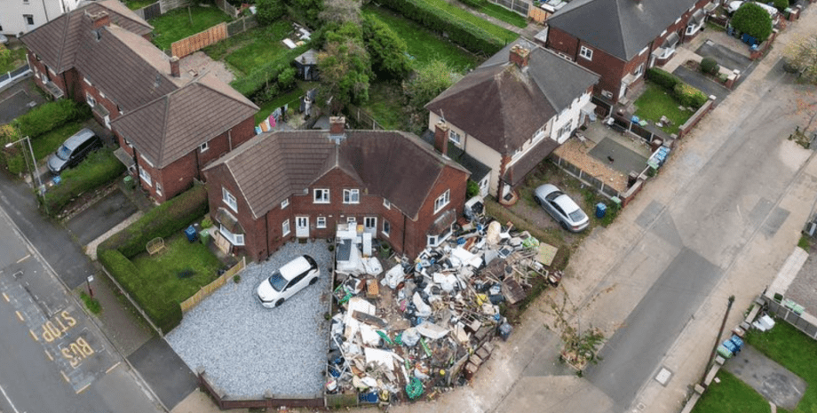 Дом в Великобритании Дом окруженный мусором