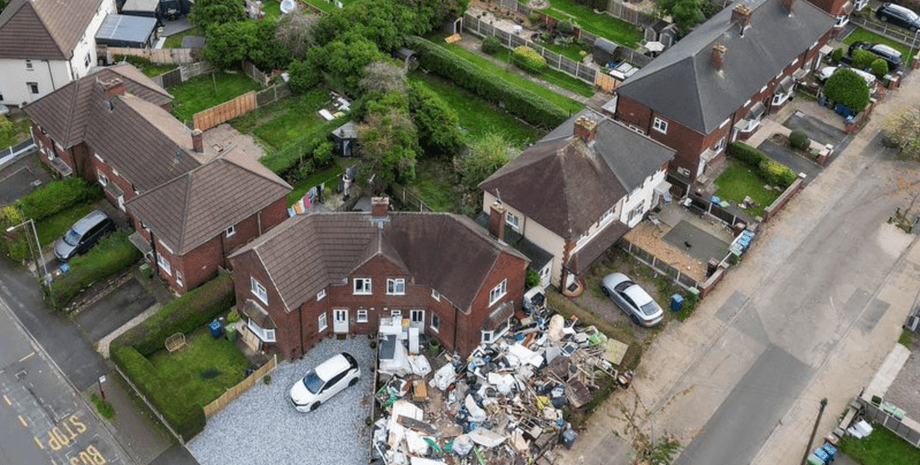 Дом окруженный мусором