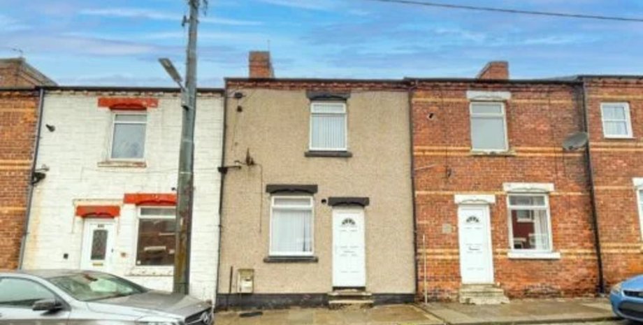 В заброшенном поселке выставлен на продажу двухэтажный дом, который понравится любителям тишины и уединения